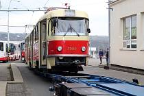 Čtvrteční nakládání zrekonstruované tramvaje K2 ve vozovně v brněnských Medlánkách na cestu do Prahy.