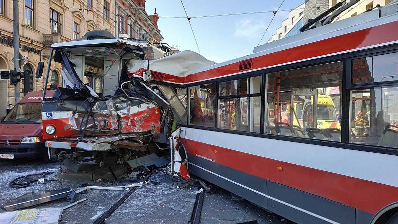 Tramvaj se srazila v pondělí odpoledne s trolejbusem v brněnské Křenové ulici. Na místě je přes dvacet zraněných.