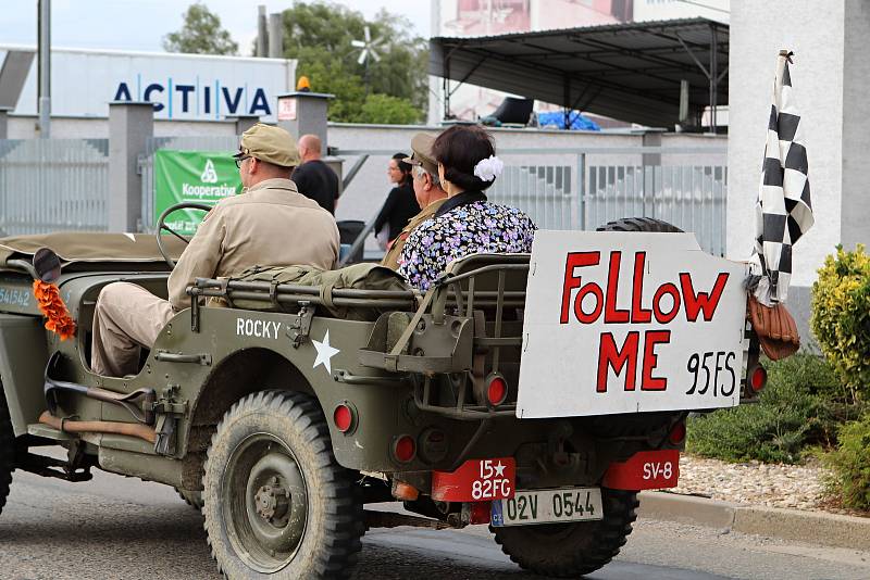 V brněnských Chrlicích v sobotu místní odhalili pamětní desku pilotu Leopoldu Šromovi.