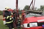 Dopravní nehoda auta hasičského záchranného sboru na mokré silnici před obcí Moutnice na Brněnsku.
