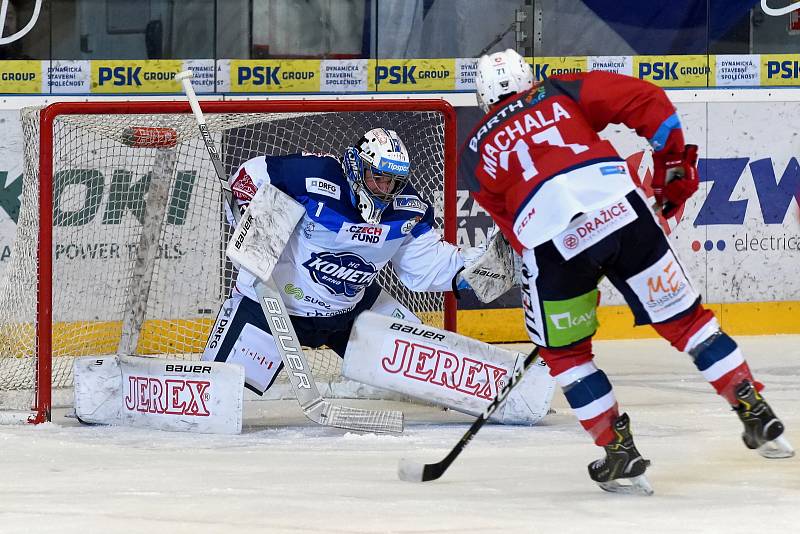 Kometa Brno (v bílém) porazila Pardubice 2:1 v prodloužení.