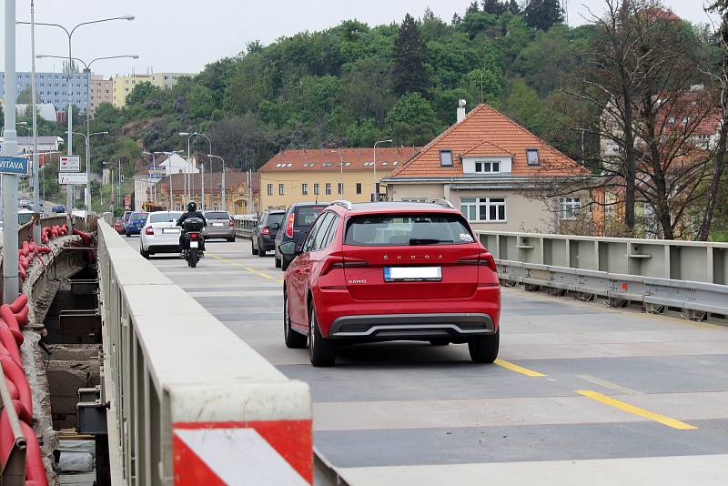 Do dvou pruhů v každém směru vrátili silničáři dopravu u Tomkova náměstí v Brně. Směrem do Husovického tunelu jezdí auta přes mostní provizorium.