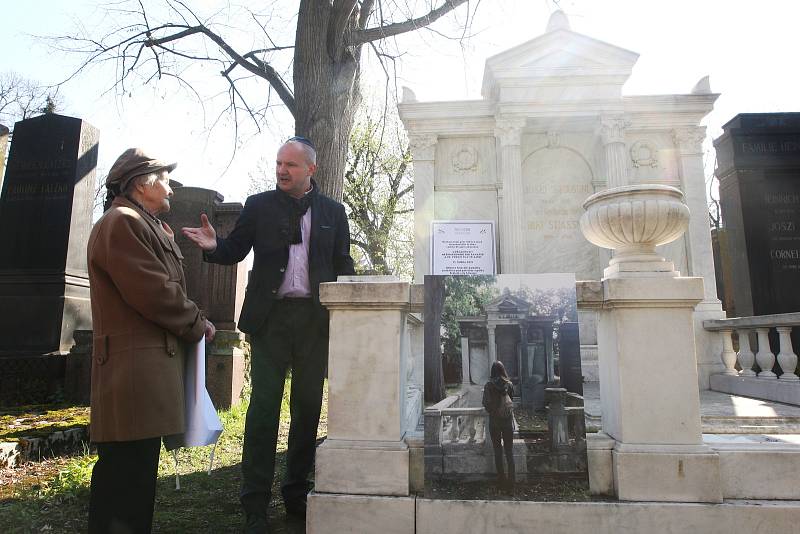 Odhalení zrekonstruované hrobky rodiny Stiassni na židovském hřbitově v Brně Židenicích.