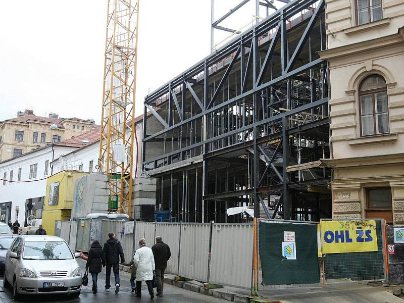 Stavba divadla v Orlí ulici v Brně má zpoždění. Původně měla budova stát do konce tohoto roku. 