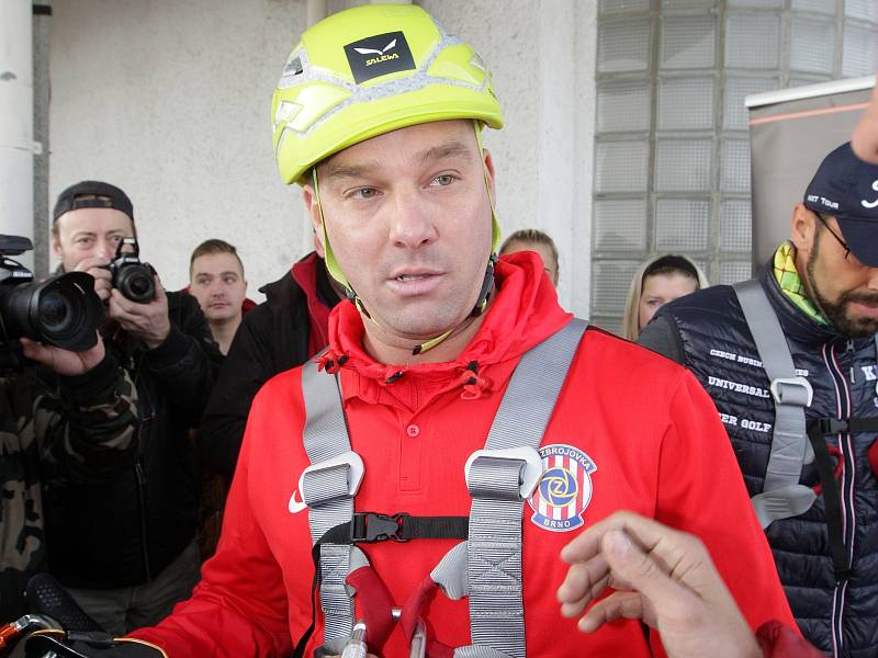 Slaňováním padesátimetrové výškové budovy na brněnském výstavišti symbolicky odstartovali primátor Petr Vokřál s bývalým prvoligovým fotbalistou Petrem Švancarou veletrh Sport Life.