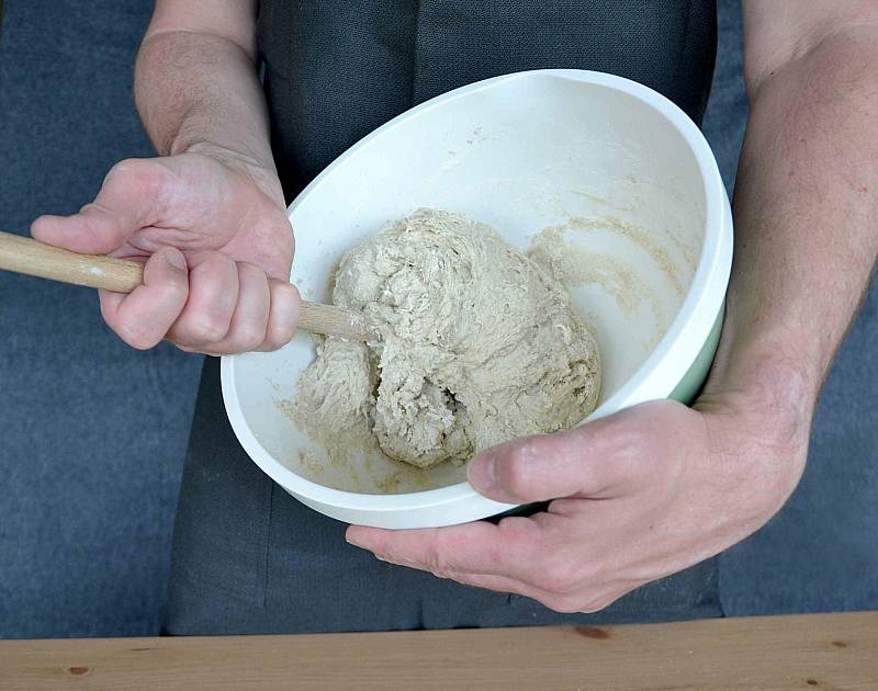 Autor projektu KváseCzech pekl i s dětmi ve školce, pořádá kurzy. Z balíčků si lidé vyrobí vlastní rohlíky i bochníky.