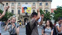 Zaměstnanci Střediska volného času Lužánky zatancovali pod kopyty koně sochy Jošta na Moravském náměstí v Brně