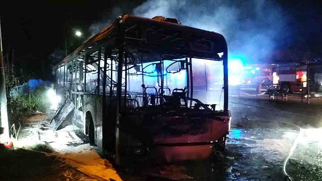 Požár autobusu na nádraží v Kuřimi na Brněnsku.