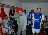 Generální manažer Luděk Zelenka a kapitán Vít Turtenwald (zleva) v české kabině po výhře 2:0 s Anglií.