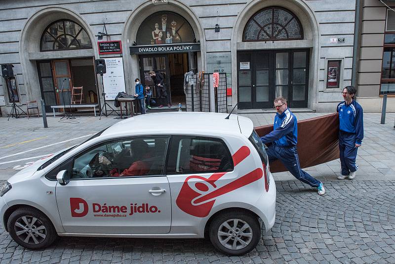 Kultura je taky služba. To je výzva Mezinárodního divadelního ústavu, ke které se připojilo také Divadlo Bolka Polívky. V tomto týdnu je tak možné potkat náhodně na ulici živá divadelní představení nebo skeče.