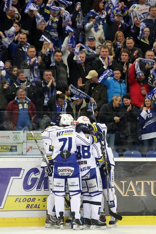 Přeházeli sestavu, na pomoc se vrátil Michal Kempný. A hokejisté brněnské Komety si díky tomu odložili konec sezony.