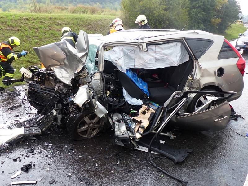 Silnici I/43 u Kuřimi na Brněnsku uzavřela v úterý odpoledne vážná nehoda dvou osobních aut.