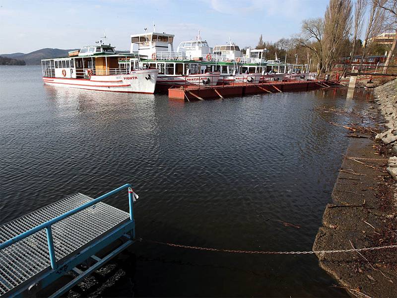 Loďaři spustili lodě na přehradu.