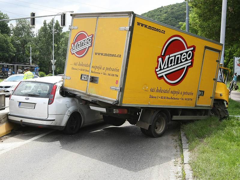 Dvě auta se srazila na křižovatce brněnských ulic Kníničská a Bystrcká. 