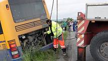 Osmapadesátiletý řidič autobusu vyjel u Žatčan na Brněnsku ze silnice nejprve do příkopu a pak do pole.