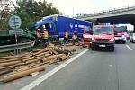Nehoda dvou nákladních aut na dálnici D1 na 190. kilometru ve směru na Vyškov.