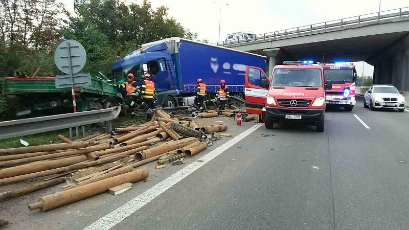 Nehoda dvou nákladních aut na dálnici D1 na 190. kilometru ve směru na Vyškov.