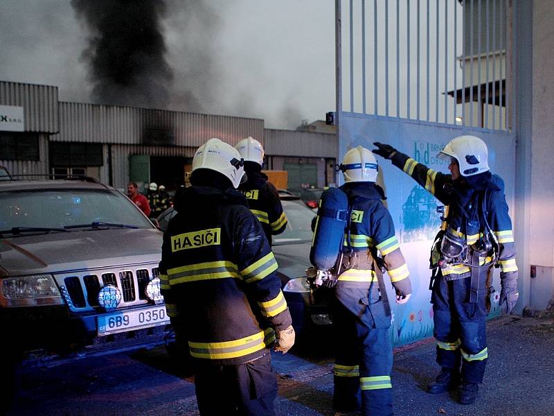 V pátek odpoledne se v brněnských Bohunicích rozhořel požár. V Bohunické ulici u zastávky Traťová tam vzplála hala autodílny. 