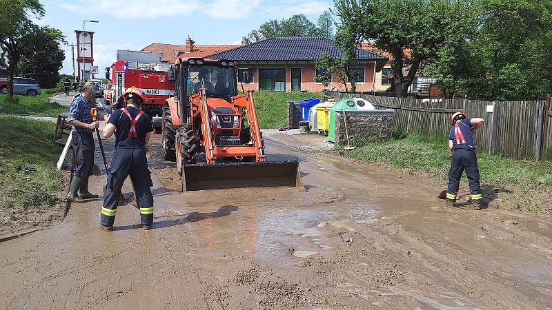 Následky přívalových dešťů odklízí devět jednotek hasičů v Přibyslavicích na Brněnsku.