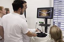 Studenti medicíny z Masarykovy univerzity se učí operovat na dvou virtuálních simulátorech. Zdokonalují se na programech podobných videohře, ale zkouší operovat i plíce, žlučník nebo slepé střevo.