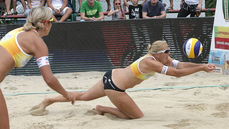 V ženské části beachvolejbalového turnaje ve Slavkově u Brna kralovaly Kristýna Kolocová s Michaelou Kvapilovou, které ve finále zdolaly 2:0 Šárku Nakládalovou s Brňankou Hanou Skalníkovou. 