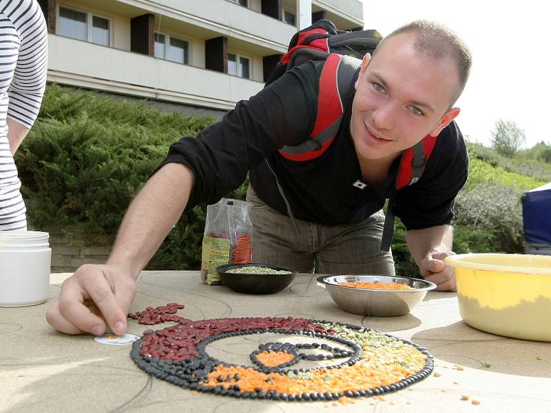 Farmářský, Bylinkový a speciální Luštěninový trh přivítaly návštěvníky na Bystrckých jarních slavnostech jídla a zdraví.