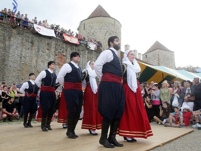 Řecká sobota na hradě Veveří. Lidé viděli i svádění mezi mužem a ženou v podání tanečníků tradičních tanců.