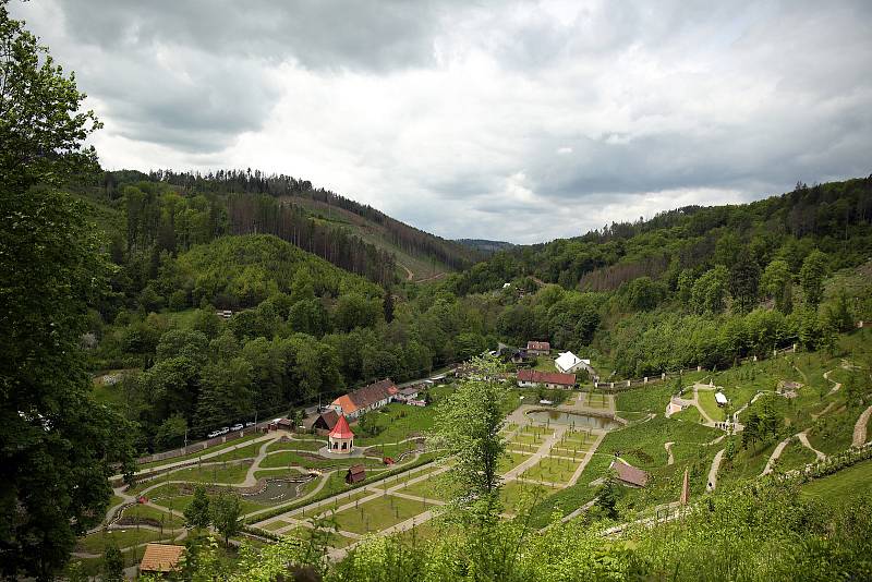 Zahrada pod Pernštejnem po dlouhé rekonstrukci láká první návštěvníky.