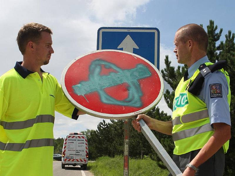 Vandalové řádí v jednosměrné ulici ze Žebětína do Ostrovačic.