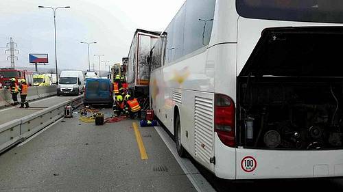 Nehoda dvou kamionů a autobusu zablokovala ve středu po poledni dálnici D1.