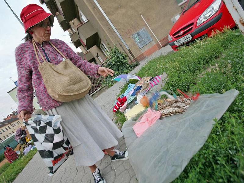 Bleší trh poblíž Kopečné ulice na Starém Brně začíná už po páté hodině ranní. Vetešníci tam na svých dekách  nabízejí všelijaké zboží za pár korun.