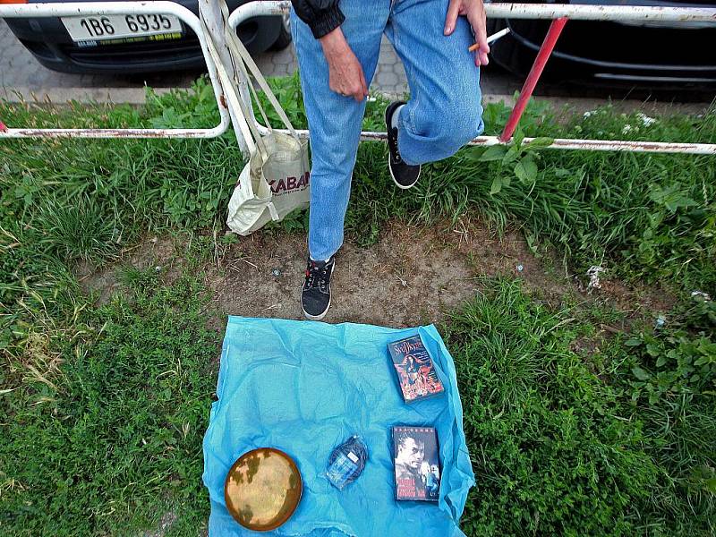 Bleší trh poblíž Kopečné ulice na Starém Brně začíná už po páté hodině ranní. Vetešníci tam na svých dekách  nabízejí všelijaké zboží za pár korun.