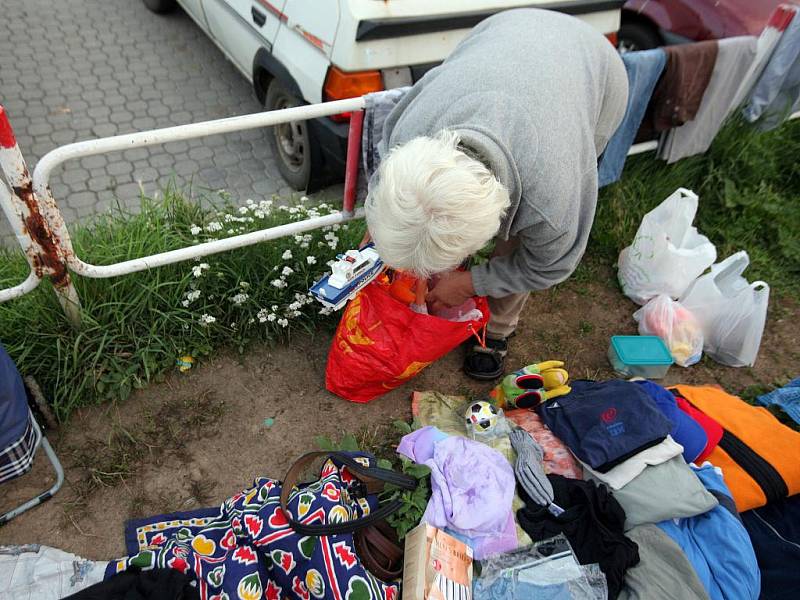 Bleší trh poblíž Kopečné ulice na Starém Brně začíná už po páté hodině ranní. Vetešníci tam na svých dekách  nabízejí všelijaké zboží za pár korun.