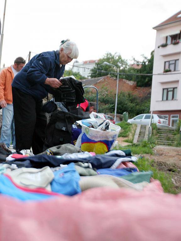 Bleší trh poblíž Kopečné ulice na Starém Brně začíná už po páté hodině ranní. Vetešníci tam na svých dekách  nabízejí všelijaké zboží za pár korun.