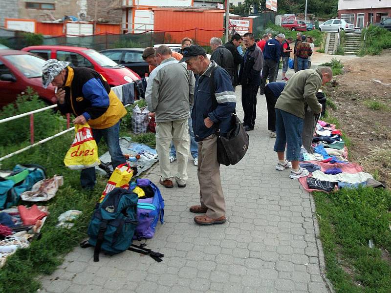 Bleší trh poblíž Kopečné ulice na Starém Brně začíná už po páté hodině ranní. Vetešníci tam na svých dekách  nabízejí všelijaké zboží za pár korun.