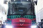 V dílnách Dopravního podniku města Brna dostali své roušky i dva Draci, tramvaje MHD.
