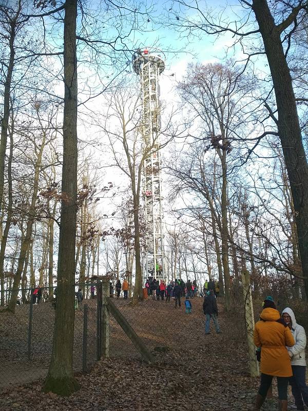 Brněnská rozhledna Holedná v obležení lidí. Foto: Jan Blahynka