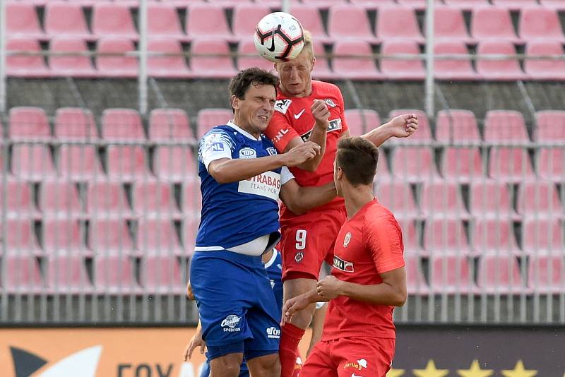 Domácí FC Zbrojovka Brno v červeném proti FK Pardubice.