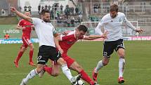 Fotbalisté Zbrojovky Brno (v červeném) uhráli s Karvinou jen bezbrankovou remízu.