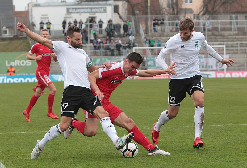 Fotbalisté Zbrojovky Brno (v červeném) uhráli s Karvinou jen bezbrankovou remízu.