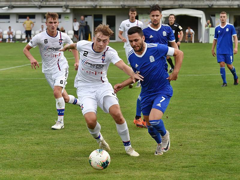 Zápas SK Líšeň (v bílém) proti FC Slavoj Vyšehrad.