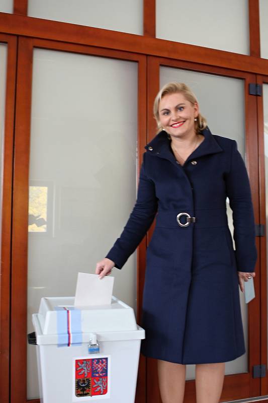 Lídryně ANO Taťána Malá vhodila volební lístek do urny v Lelekovicích na Brněnsku.