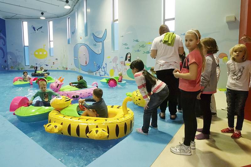 Zavěšené lanové mosty pod stropem, trampolíny, tobogány, podzemní chodby nebo bludiště. To vše nabízí dětem i jejich rodičům Bruno Family Park. Nové herní centrum mohou od sobotního rána v městské části Brno-Slatina vyzkoušet první návštěvníci. 