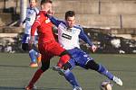 Fotbalisté brněnské Zbrojovky (v červeném) podlehli Znojmu (v bílém) 0:2 a porazili slovenský Ružomberok 1:0.