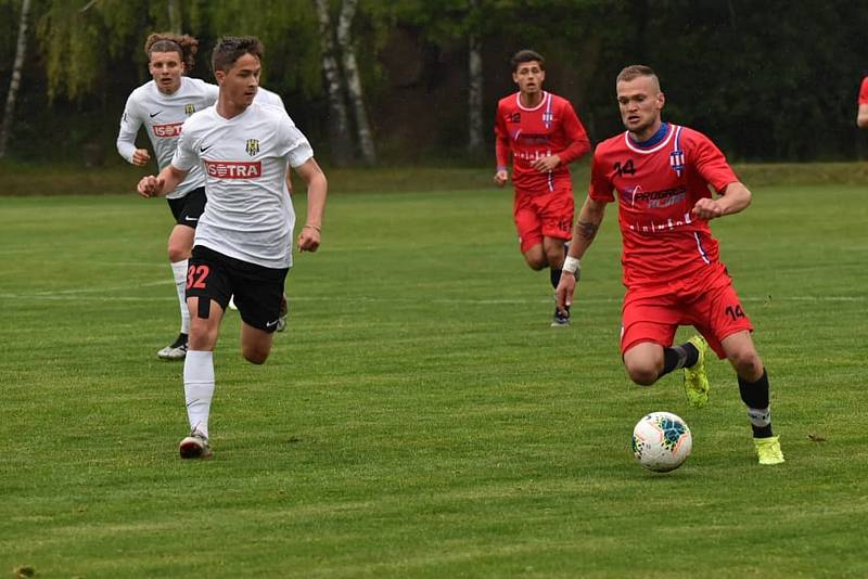 Fotbalisté Líšně (v červených dresech) podlehli Opavě 0:1