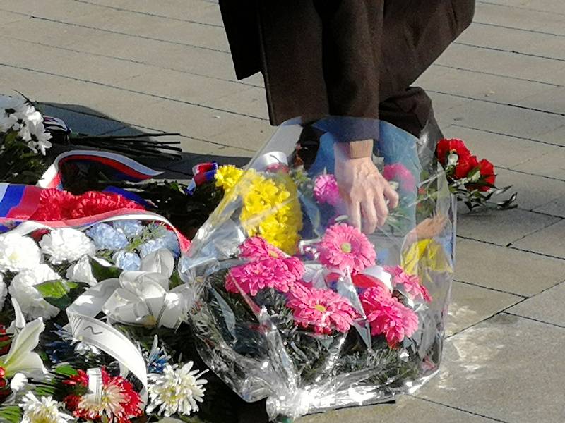Hold Masarykovi. U sochy prvního prezidenta se nahromadily květiny.