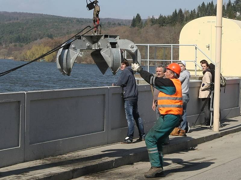 Momentálně z Přehrady mizí nečistoty a odpadky, které se tu za zimu nashromáždily.