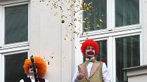Od jedenácti hodin dopoledne mohli kolemjdoucí na Jakubském náměstí v centru Brna zastihnout nejen Polívku, ale i několik klaunů hrajících na rozmanité hudební nástroje a kapelu Hoochie Coochie.