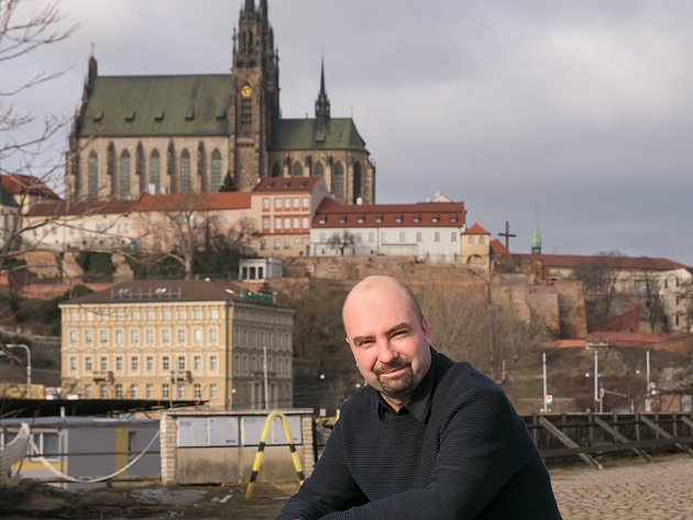 Zpěvák a textař brněnské skupiny Nevermore & Kosmonaut Michal Kosmi Šimíček.