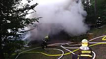 S požárem chaty na Brněnsku ve čtvrtek večer zápolili jihomoravští hasiči.